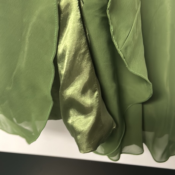 Chic Green Midi Dress with Elegant Silhouette - Picture 4 of 4